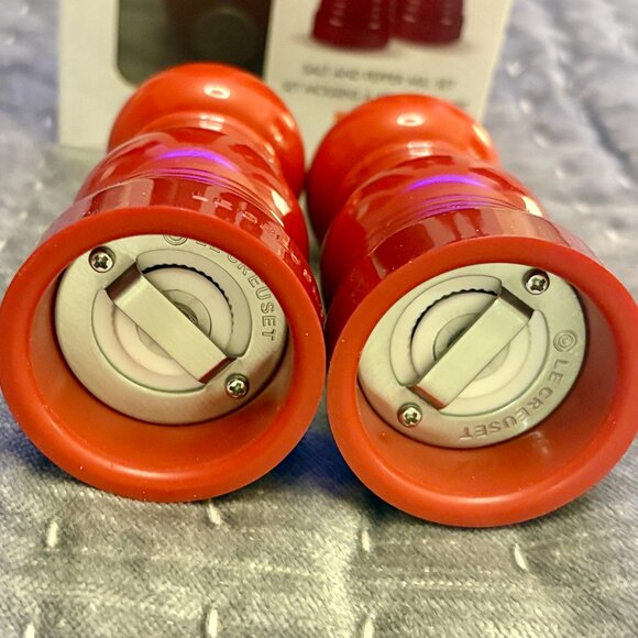 Le Creuset Cerise Red Petite Salt & Pepper Mill Set • New in Box - Picture 4 of 7